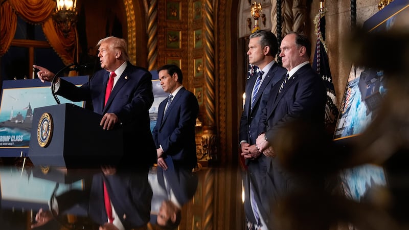 El presidente Donald Trump habla acompañado por --de izquierda a derecha-- el secretario de...