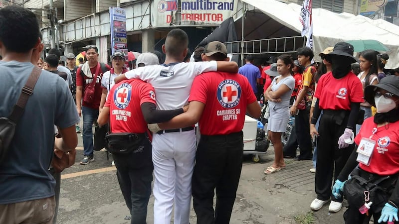 En esta imagen, distribuida por la Cruz Roja de Filipinas, miembros del grupo trabajan en las...