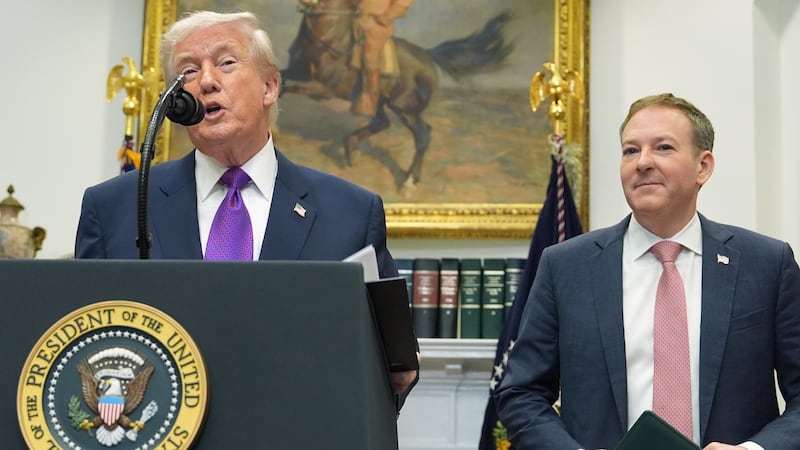 El presidente Donald Trump habla durante un acto con el director de la Agencia de Protección...