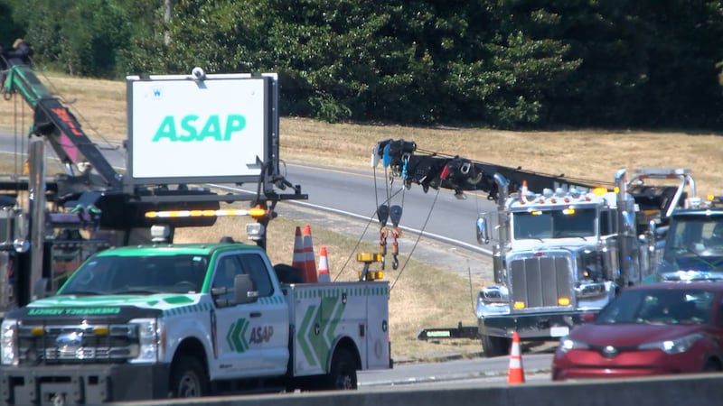 Equipos de recuperación trabajan en el lugar del accidente del camión articulado. El conductor...