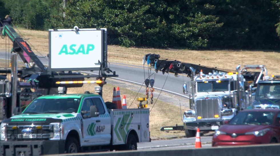 Equipos de recuperación trabajan en el lugar del accidente del camión articulado. El conductor...