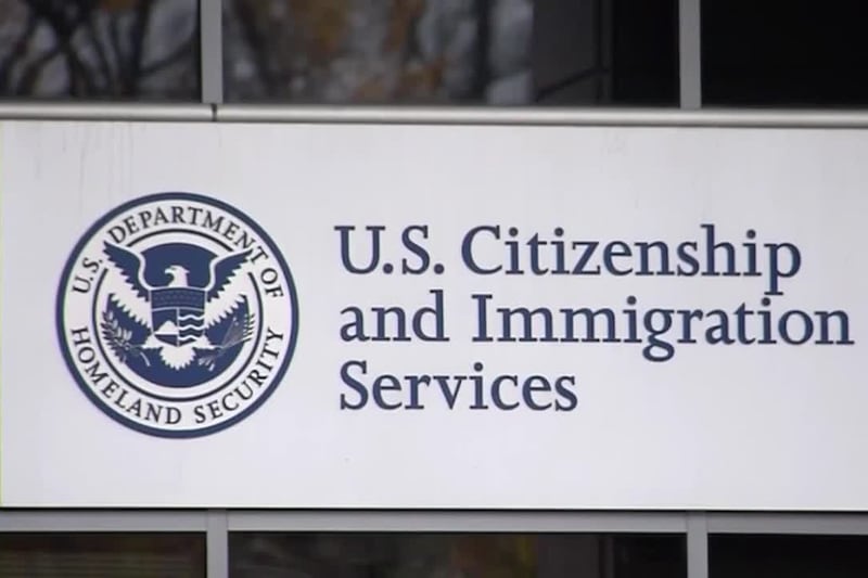 USCIS aclara medida que obliga a solicitantes de 'green card' a salir de EE.UU.