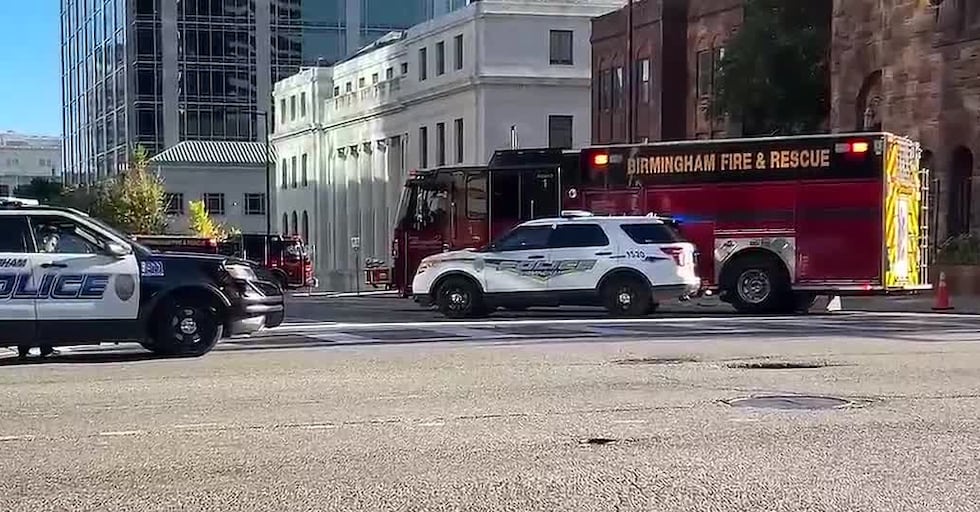 Policía y bomberos de Birmingham, en el lugar cerca del tribunal federal