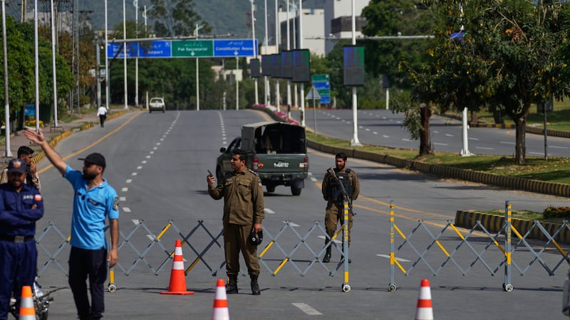 Policías montan guardia en un control de carretera antes de la segunda ronda de negociaciones...