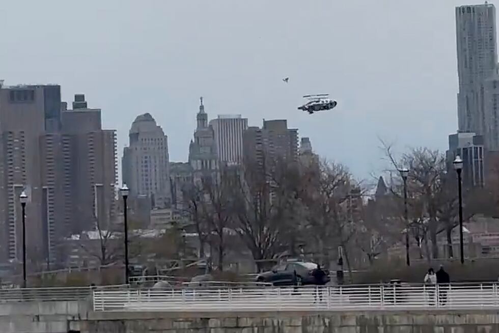 En este imagen captada de un video se ve al helicóptero en caída hacia el río Hudson. (Bruce...