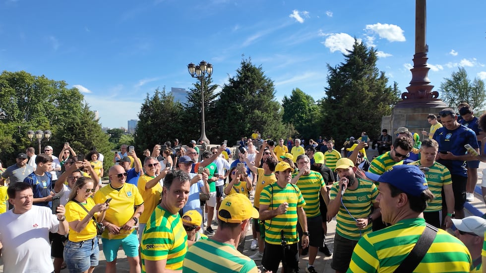 Los aficionados brasileños se reunieron en las escaleras de «Rocky» en Filadelfia antes del...