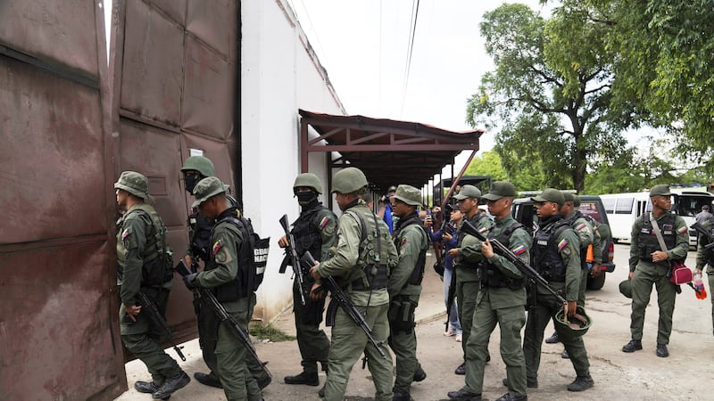 ARCHIVO – Soldados irrumpen en el centro penitenciario Tocorón, donde se originó la pandilla...
