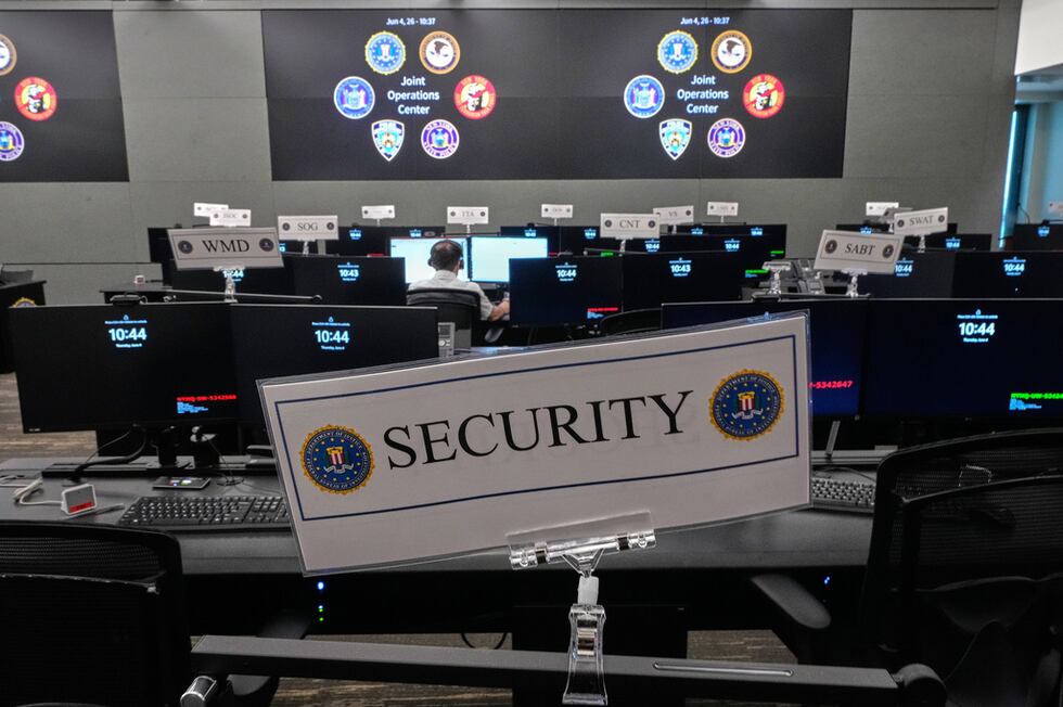 Filas de escritorios en el Centro Conjunto de Operaciones del FBI en Nueva York previo al...