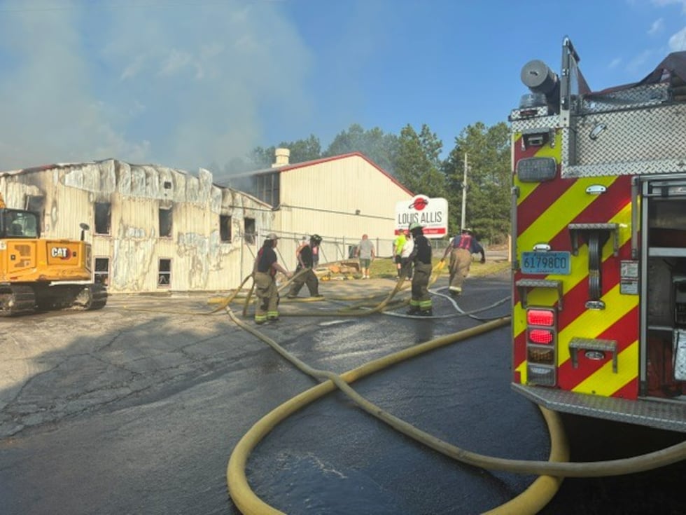 Los bomberos de Warrior acudieron a un incendio en el establecimiento Louis Allis el sábado...