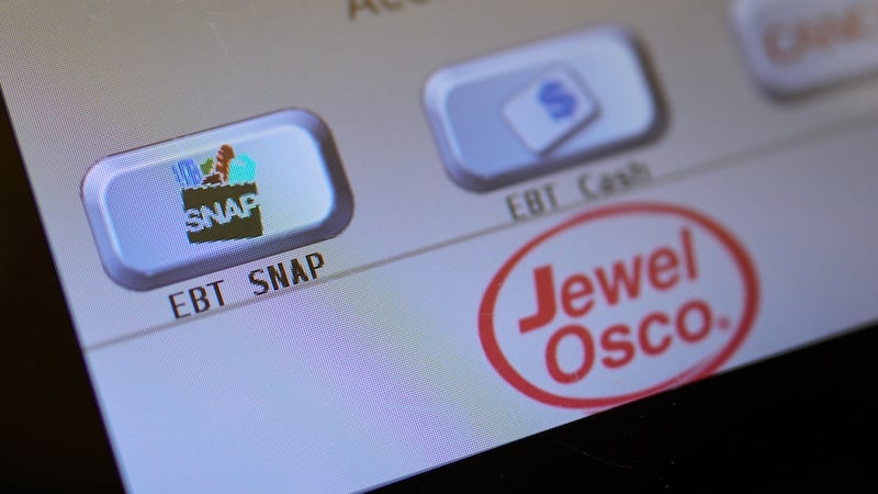 Un letrero de EBT SNAP en la pantalla de una máquina de autocobro en una tienda, el sábado 1...