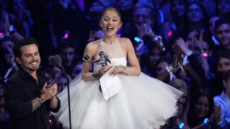 Christian Breslauer, a la izquierda, y Ariana Grande reciben el premio al video del año por...