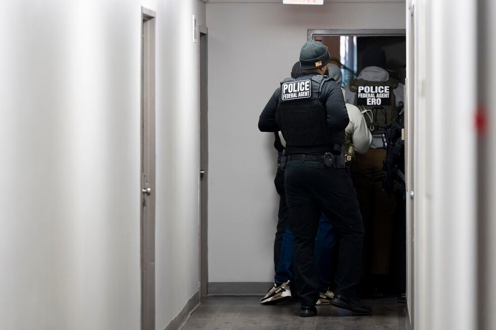 Agentes de inmigración de EEUU dicen que "los peores van primero", pero ya no hay "pase libre"