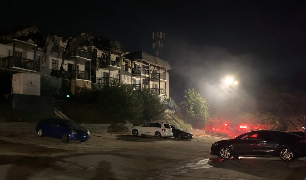Autoridades se encuentran en el lugar de un segundo incendio en dos días en un complejo de...