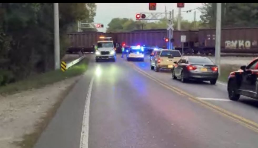 No se reportaron heridos tras el choque de un tren contra un automóvil en Chelsea.