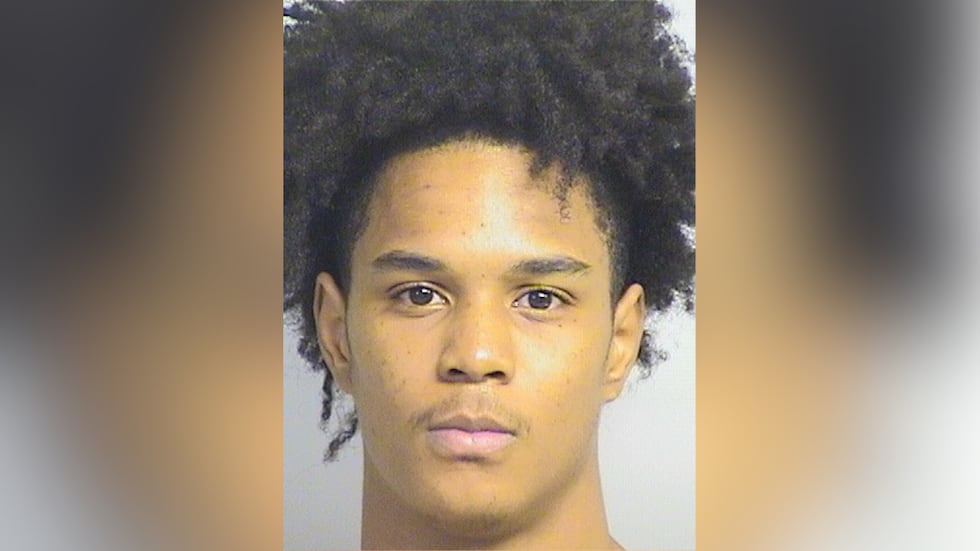 La estrella del baloncesto de Alabama, Aden Holloway, fue arrestado el lunes bajo cargos de...