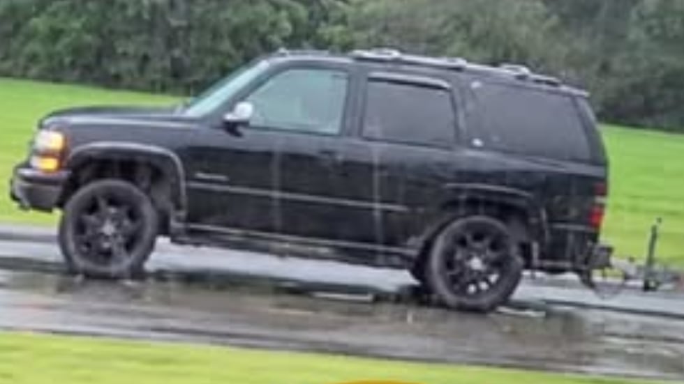 Según la policía, un vehículo que se cree es un Chevrolet Tahoe estuvo involucrado en el robo...