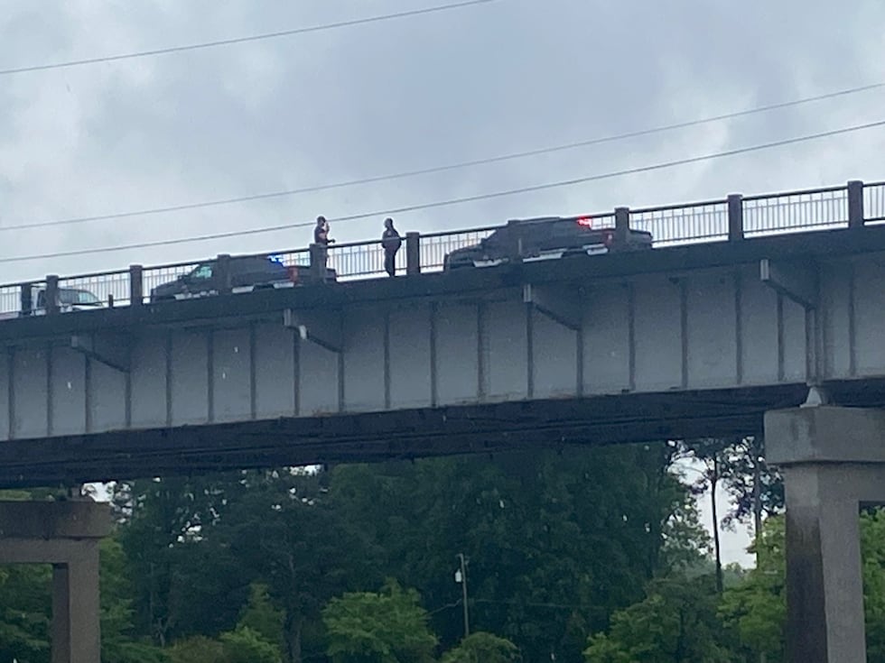 Conductor de un camión cisterna a salvo tras caer al río Coosa en Gadsden.