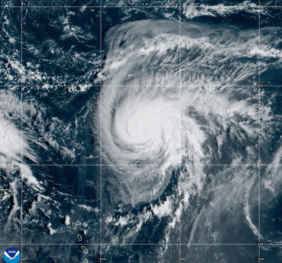 Esta imagen satelital proporcionada por NOAA muestra el huracán Humberto el viernes 26 de...