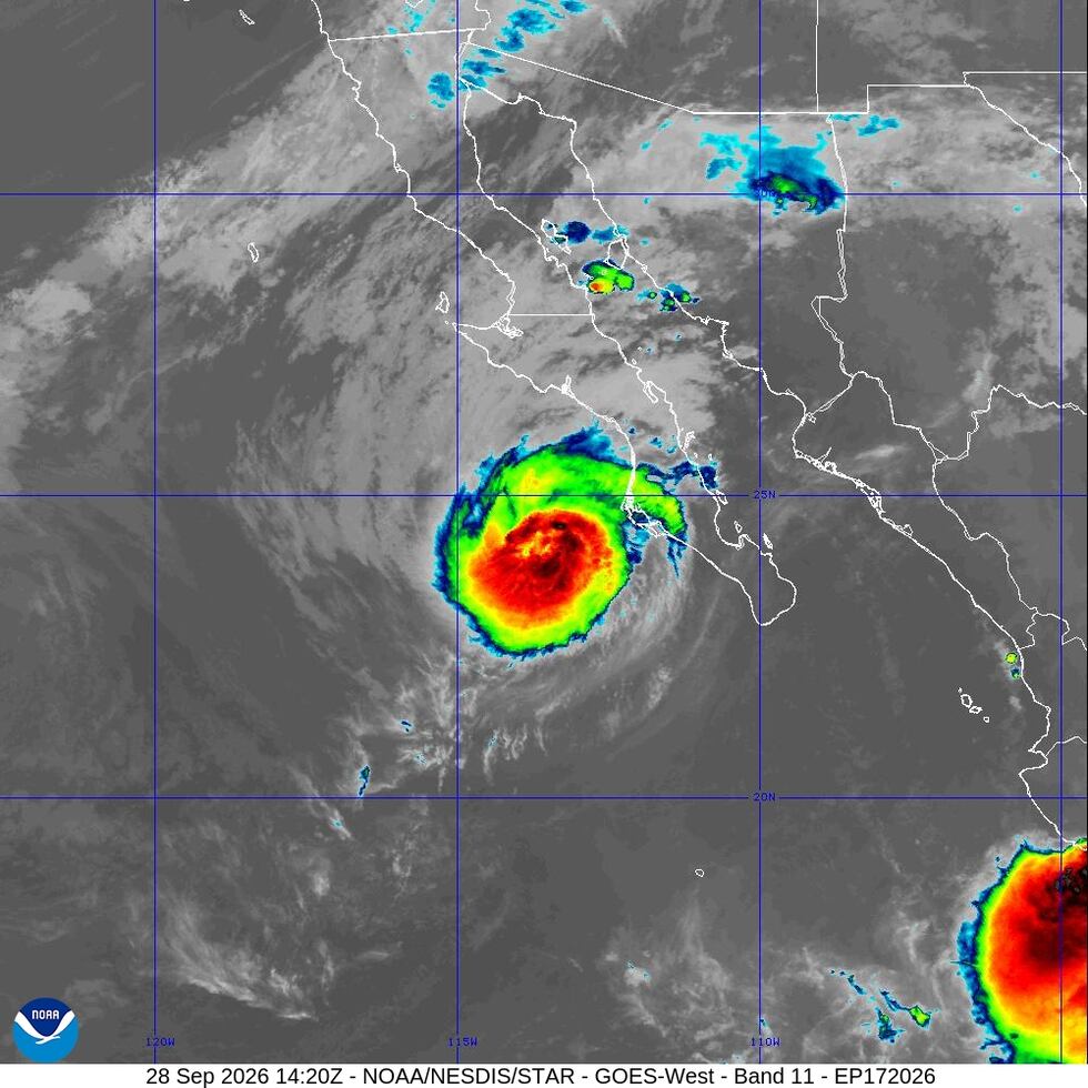 La imagen satelital del huracán Polo tomada por la NOAA a primera hora de la mañana del lunes...