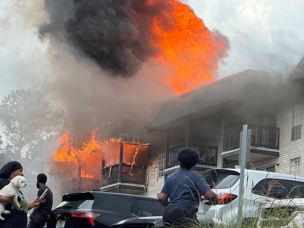 Equipos combaten un incendio en un edificio de apartamentos en Birmingham.