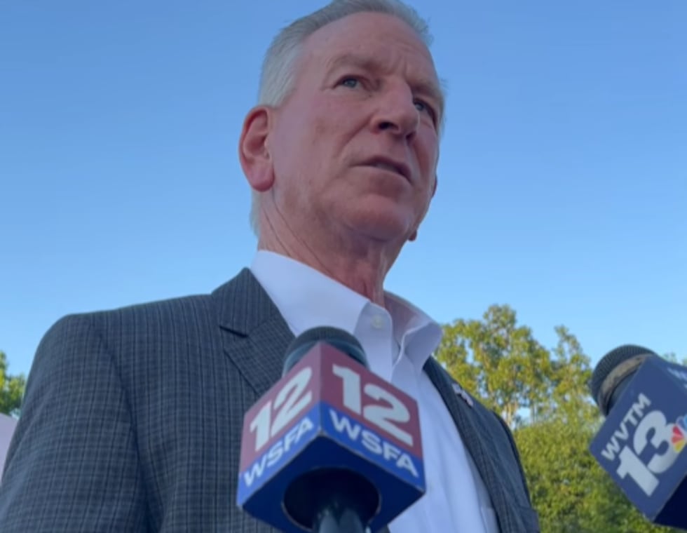 El senador estadounidense Tommy Tuberville es el ganador proyectado de la nominación...