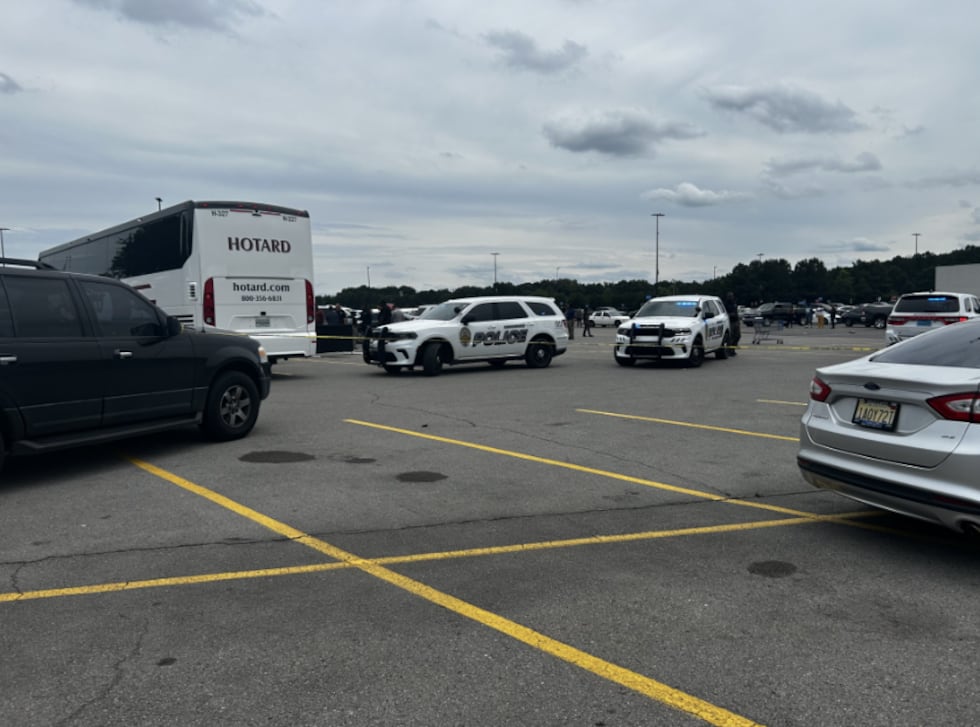 Tres personas apuñaladas en un autobús en el estacionamiento de Walmart.