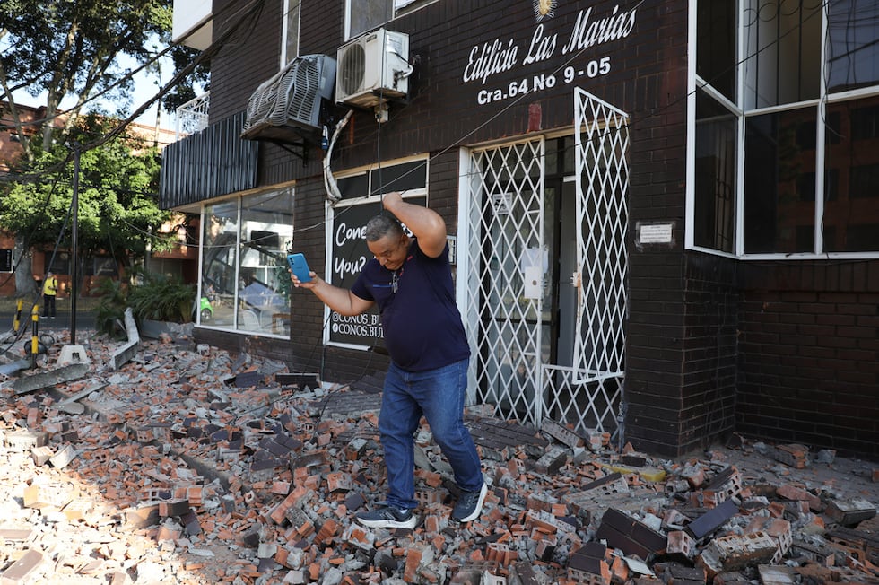 Un hombre sale de un edificio de apartamentos después de que un terremoto azotara Cali,...