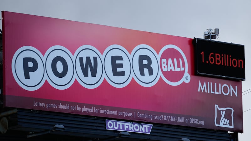 Un cartel que anuncia la lotería Powerball se ve el lunes 22 de diciembre de 2025, en...