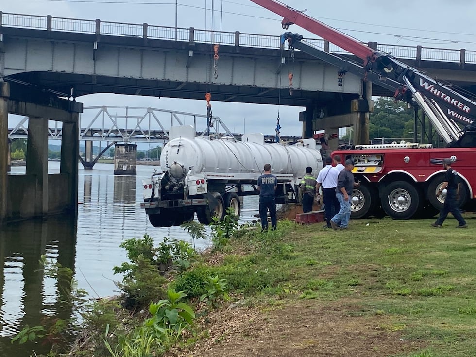 Conductor de un camión cisterna a salvo tras caer al río Coosa en Gadsden.