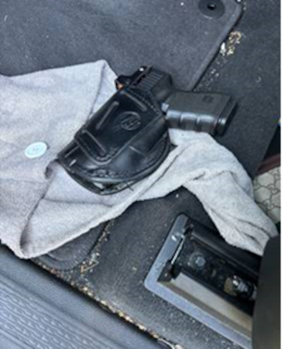 ICE informó que encontró esta arma en el vehículo de Ian Roberts durante su detención el 26 de...