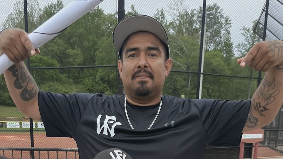 Jorge Fonseca celebra con los jugadores de su equipo de béisbol itinerante. Fonseca murió tras...