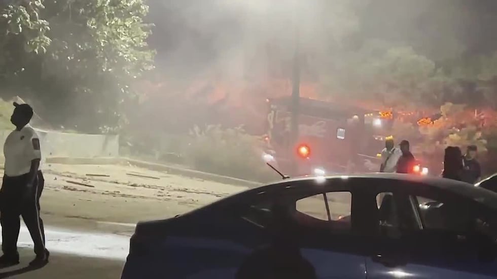 Autoridades se encuentran en el lugar de un segundo incendio en dos días en un complejo de...