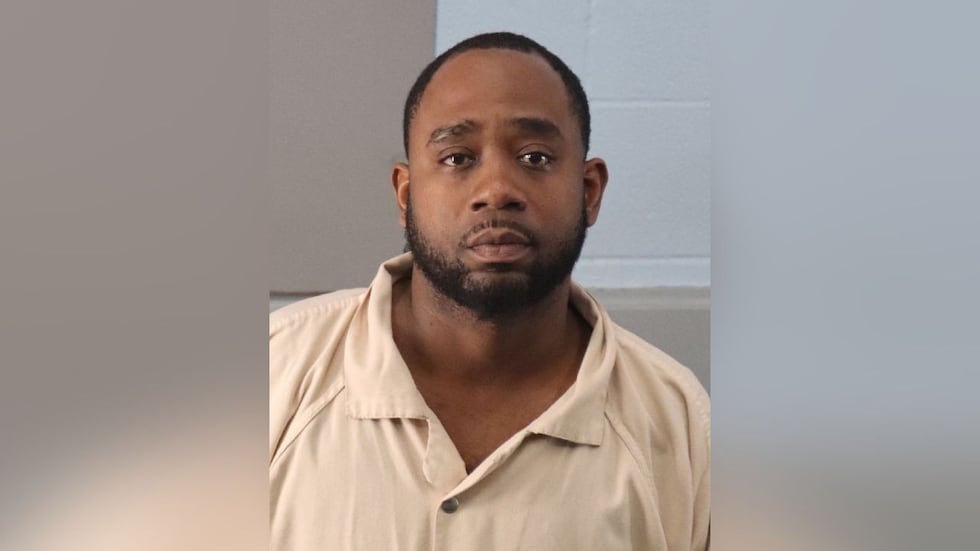 Dontrell Bennett, de 36 años y residente de Glendale, Arizona, ha sido acusado de homicidio...