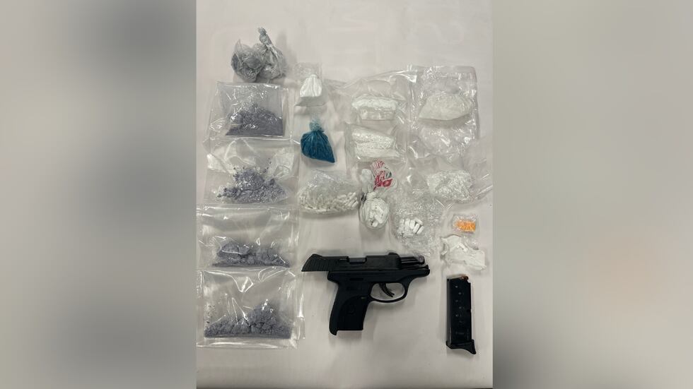 Agentes de la Unidad de Narcóticos del ADOC descubrieron diversas drogas y una pistola durante...