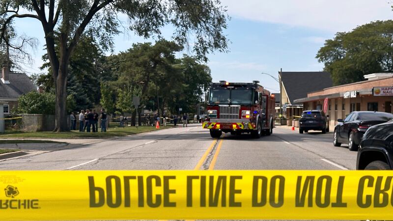 Agentes del orden público acuden al sitio donde un agente del Servicio de Inmigración y...