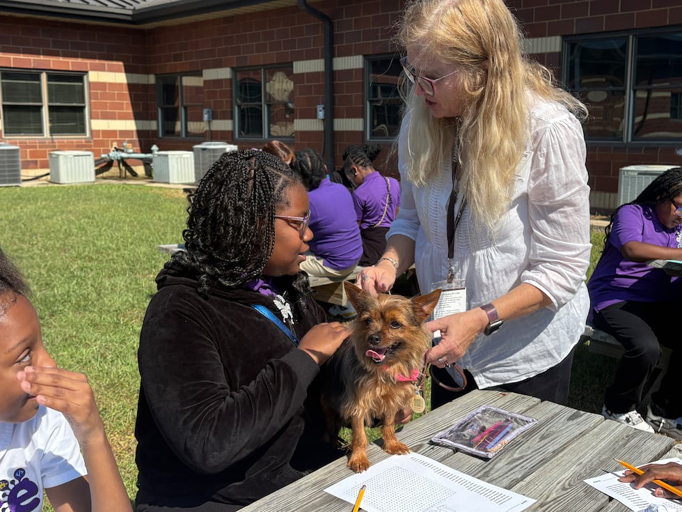 Los estudiantes de Bessemer reciben apoyo emocional de perros de terapia.