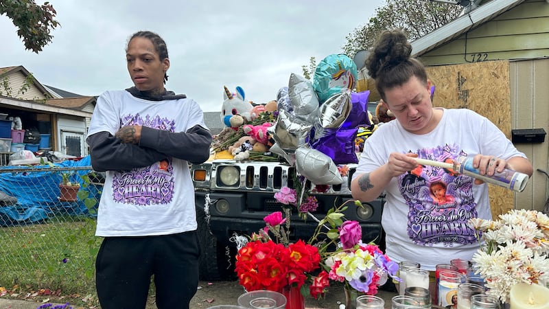 Julius Windham visita un memorial frente a la casa donde un hombre mató a tiros a 8 personas...