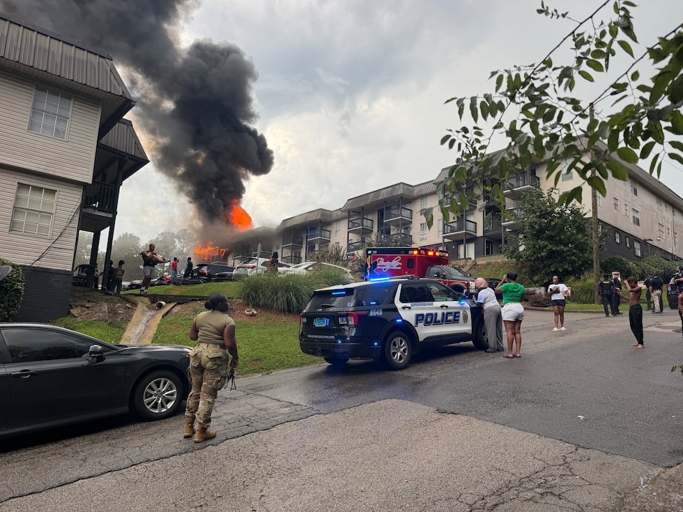 Equipos combaten un incendio en un edificio de apartamentos en Birmingham.