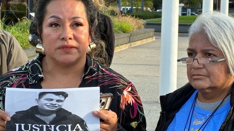 Karla Barberi (izq) y Gema Lowe exigen justicia por la muerte del inmigrante Mario David...