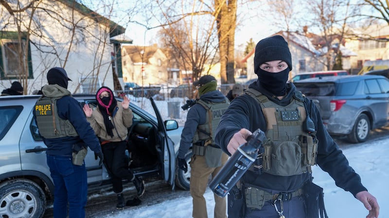 Una de las redadas migratorias en Minneapolis el 3 de febrero del 2026. (AP foto/Ryan Murphy)