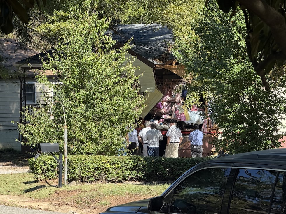 Camión que recogía escombros choca contra una casa en Roebuck