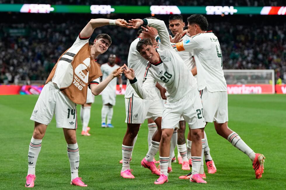 Mateo Chávez, de México, festeja tra anotar ante República Checa en un partido del Mundial,...