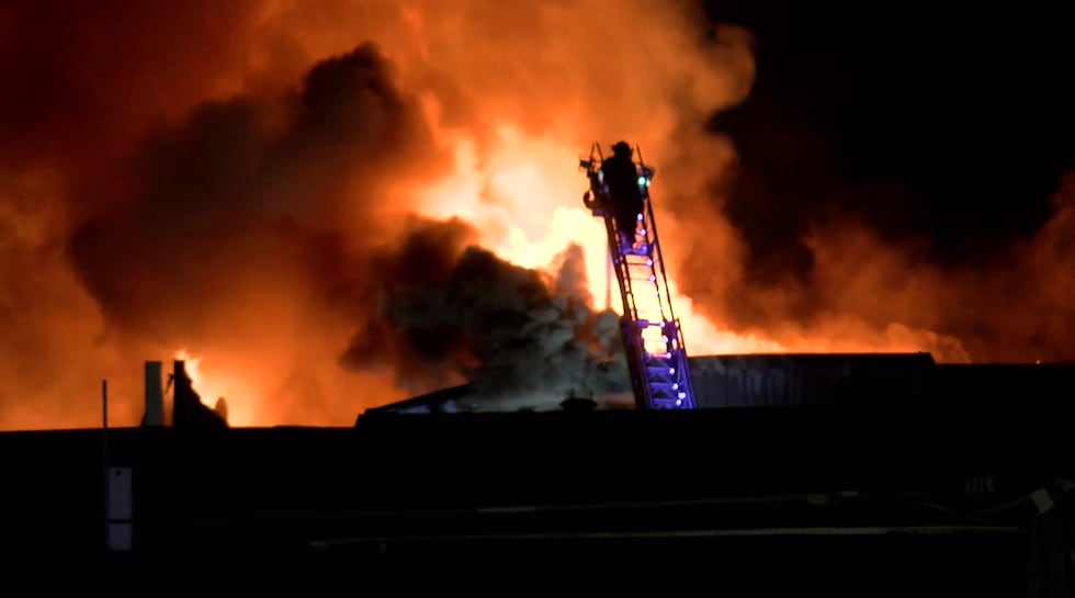 Equipos combaten un incendio en un complejo de apartamentos de Birmingham.