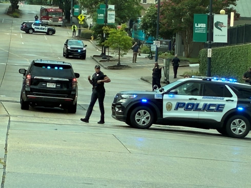La policía de Birmingham se encuentra en el lugar donde se ha hallado un paquete sospechoso,...