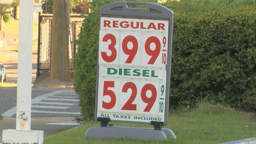 Los precios de la gasolina se disparan hacia los 4 dólares en Alabama, mientras los...