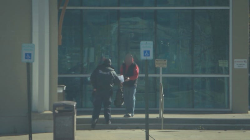 Un guardia de seguridad a las afueras de la sede de CAW el viernes.
