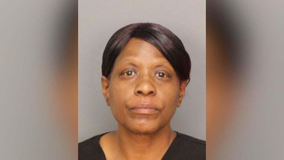 Una mujer que trabajaba en la cocina de la cárcel del condado de Jefferson fue arrestada,...