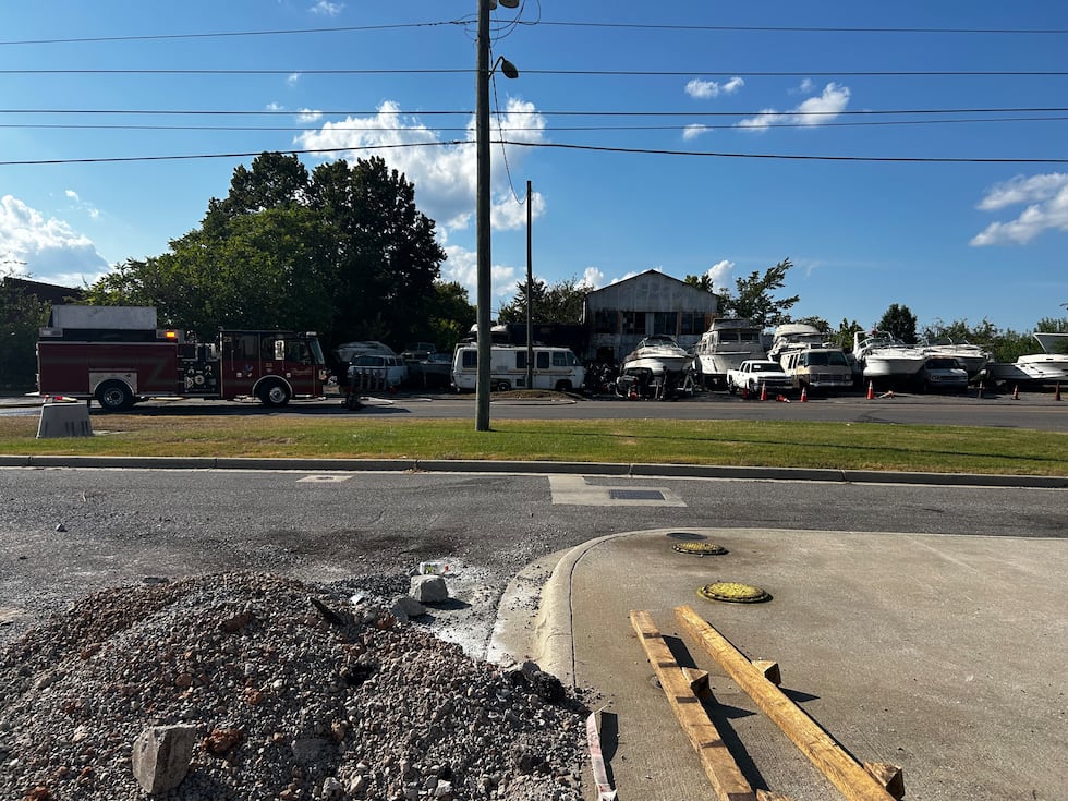 Barcos, vehículos recreativos y un edificio sufren daños en un incendio en Tarrant.