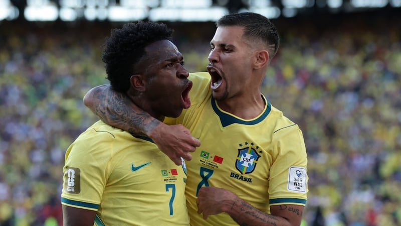 Vinícius Júnior (7) celebra con Bruno Guimaraes (8) tras marcar el gol de Brasil en el empate...