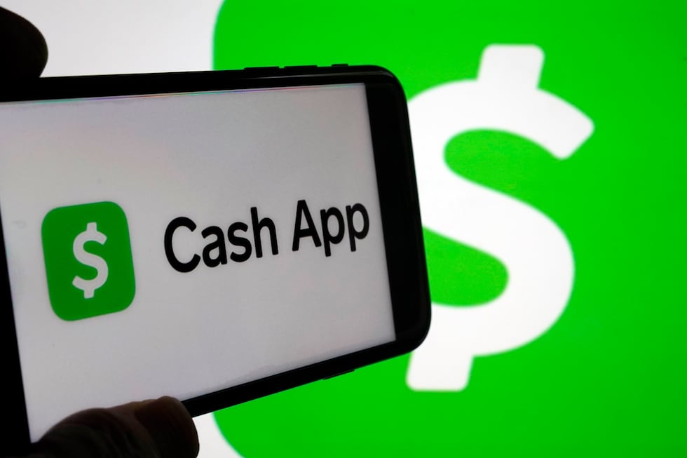 Se observan logotipos de Cash App en la pantalla de un teléfono el 8 de septiembre de 2023 en...
